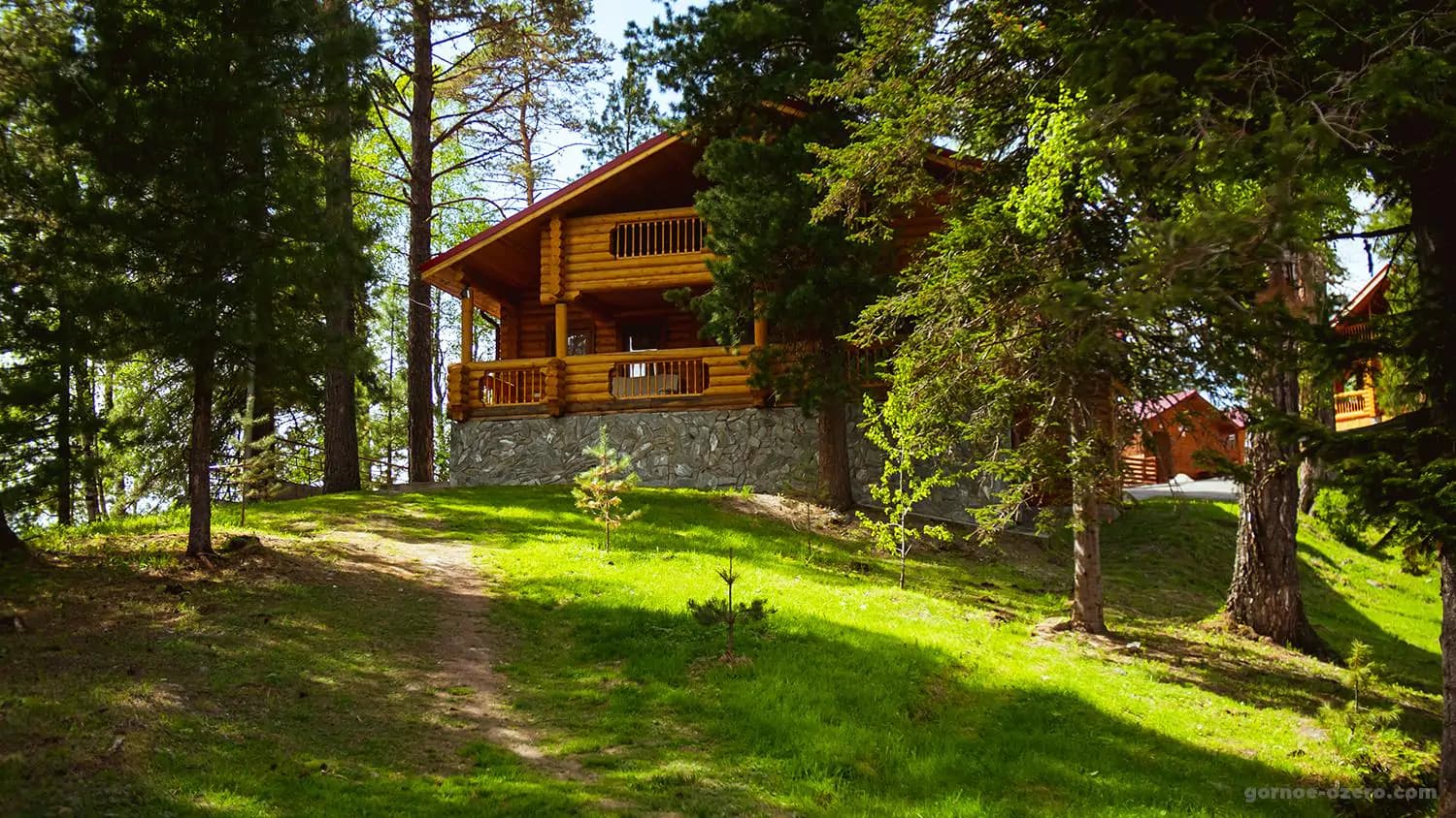 Горное озеро — база вид на озеро